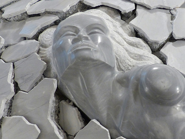 Sculpture en marbre gris Bardiglio appelée Juste une larme - En Terres Tourmentées de IZA - Isabelle Ardevol - Sculpteur contemporain basée à Lausanne. Plus d'info sur www.sculpteur.eu