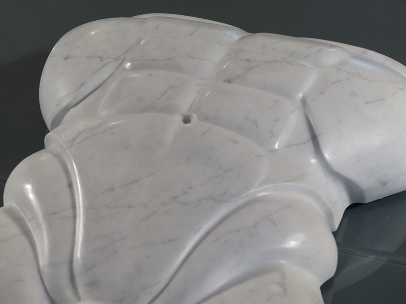Sculpture en marbre appelée A nos Anciennes Amours de IZA - Isabelle Ardevol - Sculpteur contemporain basé à Lausanne. Plus d'info sur www.sculpteur.eu