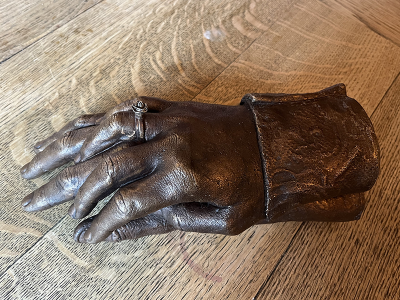 IZA - Isabelle Ardevol - Noulage de mains en bronze