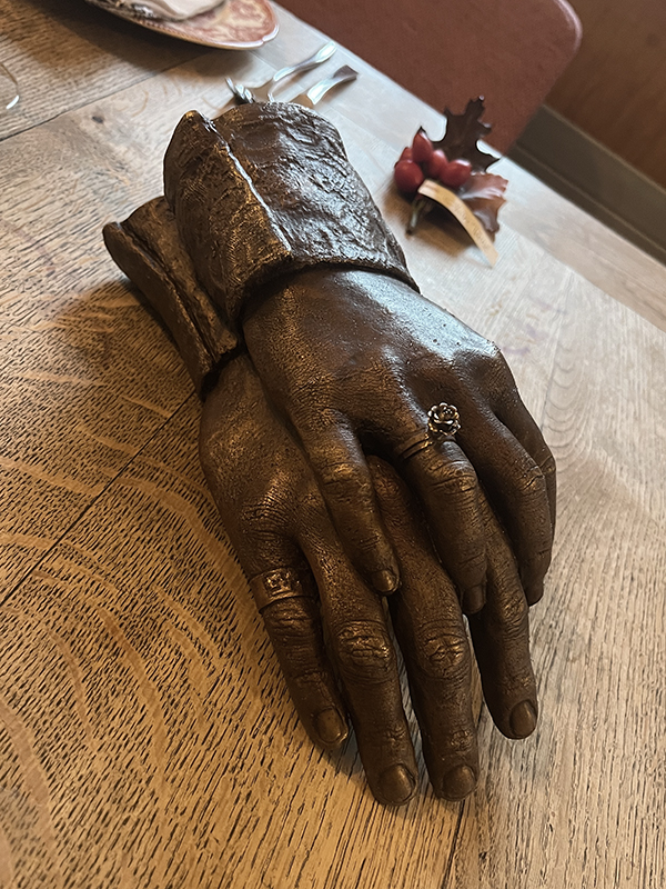 IZA - Isabelle Ardevol - Noulage de mains en bronze