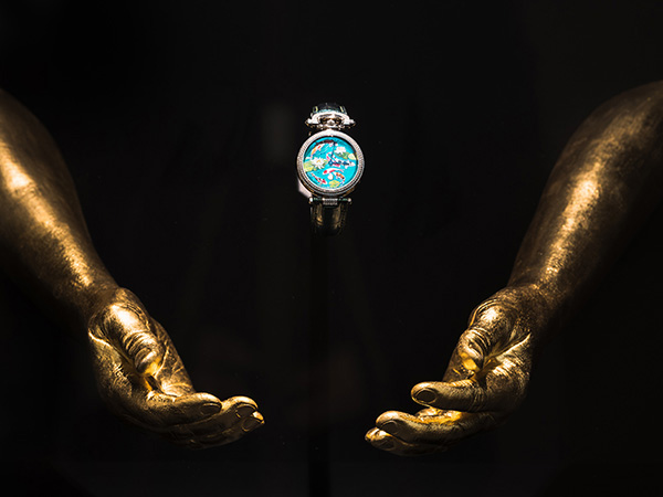 IZA - Isabelle Ardevol - Noulage de mains en resine dores a la feuille d'or. Exposition 2019 SIHH pour la marque horlogere Bovet