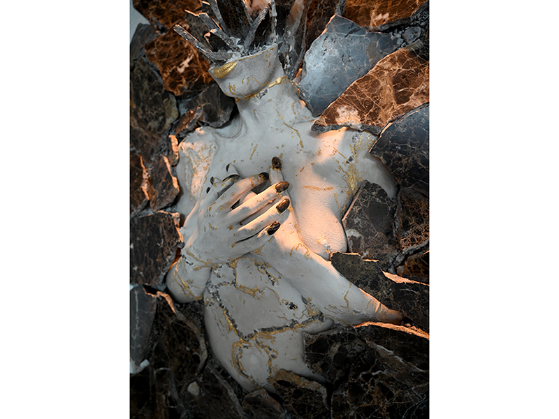 IZA, Isabelle Ardevol, femme artiste contemporain, sculpteure, sculptrice, art, sculpture appelee Gisante. Marbre brun Emperador Dark, resine acrylique et feuille d'or, serie En Terres Tourmentees, 2020