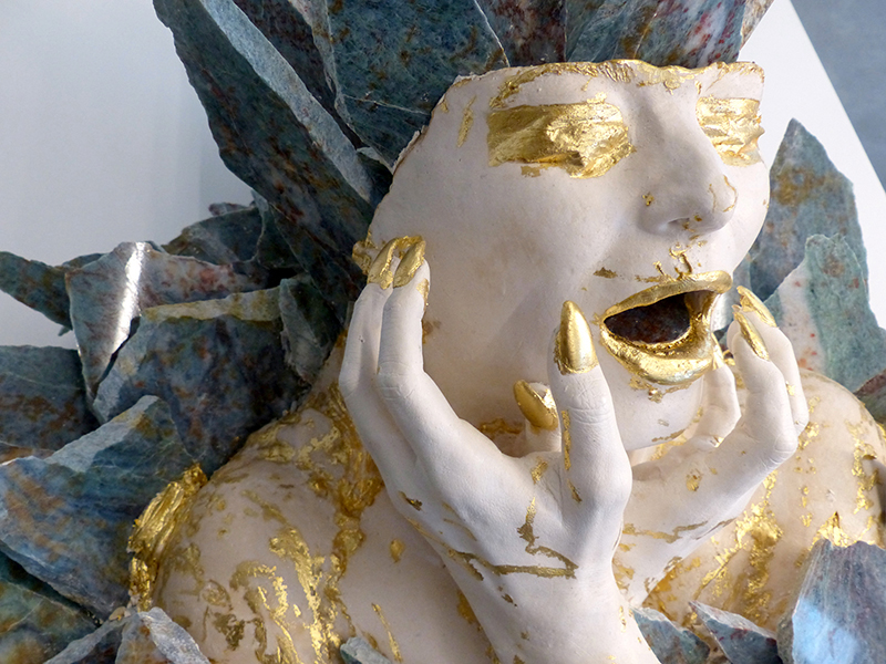IZA, Isabelle Ardevol, femme artiste contemporain, sculpteure, sculptrice,  Deuxieme Vague, sculpture de la serie En Terres Tourmentees, resine acrylique, quartzite bleu Louise et feuille d'or, 2020.