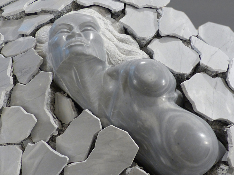 IZA, Isabelle Ardevol, femme artiste contemporain, sculpteure, sculptrice, art, Juste une larme, sculpture en marbre gris bardiglio, serie En-Terres chaotiques - 2021