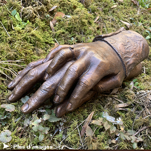 IZA - artiste Isabelle Ardevol - moulage en bronze de deux mains enlacees 