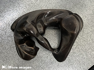 IZA, Isabelle Ardevol, woman contemporary artist, sculptress, art, Elle, bronze sculpture representing a reclined woman body, 2015