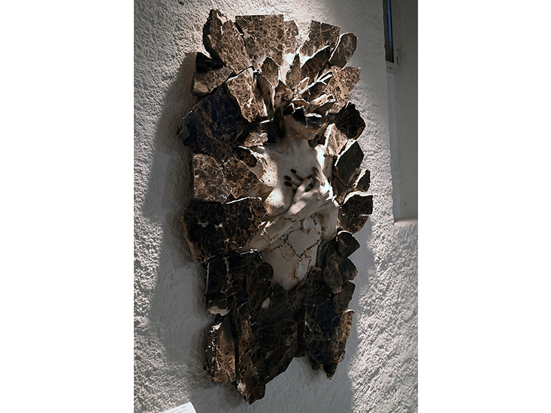 IZA, Isabelle Ardevol, femme artiste contemporain, sculpteure, sculptrice, art, sculpture appelee Gisante. Marbre brun Emperador Dark, resine acrylique et feuille d'or, serie En Terres Tourmentees, 2020
