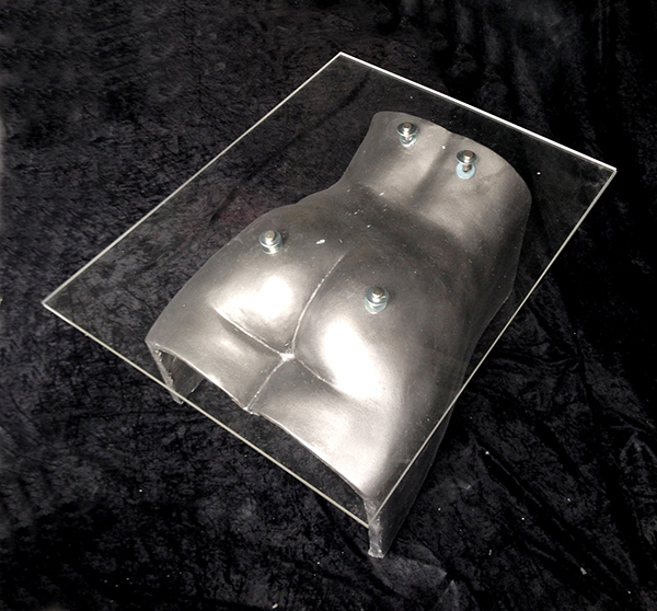 IZA – Isabelle Ardevol - moulages corporels en resine acrylique transformé en table basse. Une autre façon d'envisager le portrait. Atelier de sculpture a Lausanne.