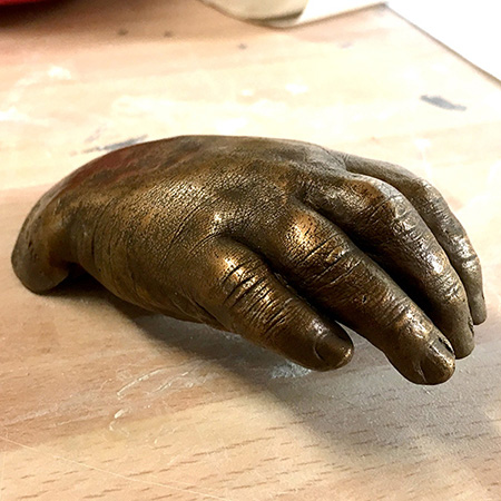 IZA – Isabelle Ardevol - moulages d'une main de bebe en bronze. Une autre façon d'envisager le portrait. Atelier de sculpture a Lausanne.